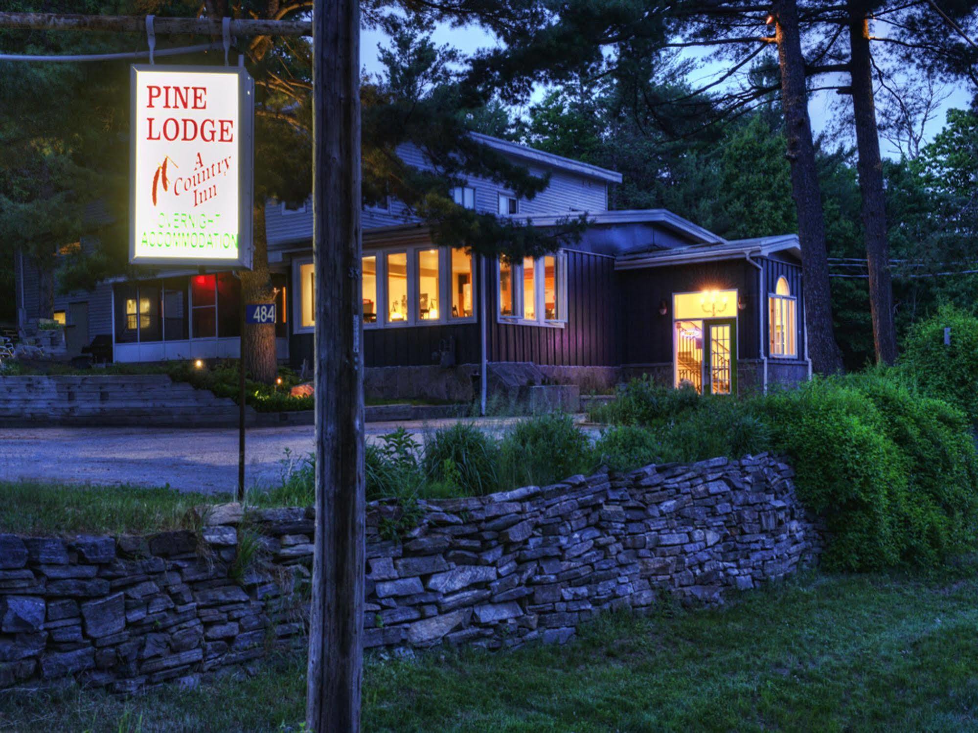 Pine Lodge Muskoka Хънтсвил Екстериор снимка